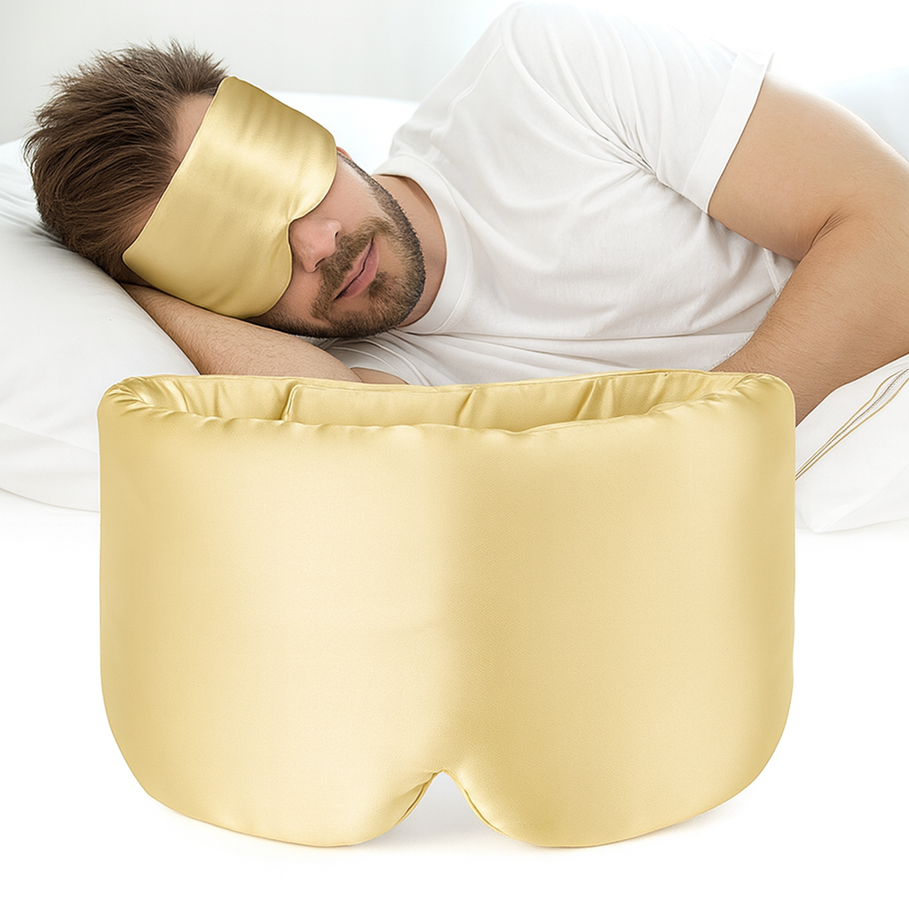 Hombre durmiendo con antifaz de seda natural color champagne dorado HIPNEUM